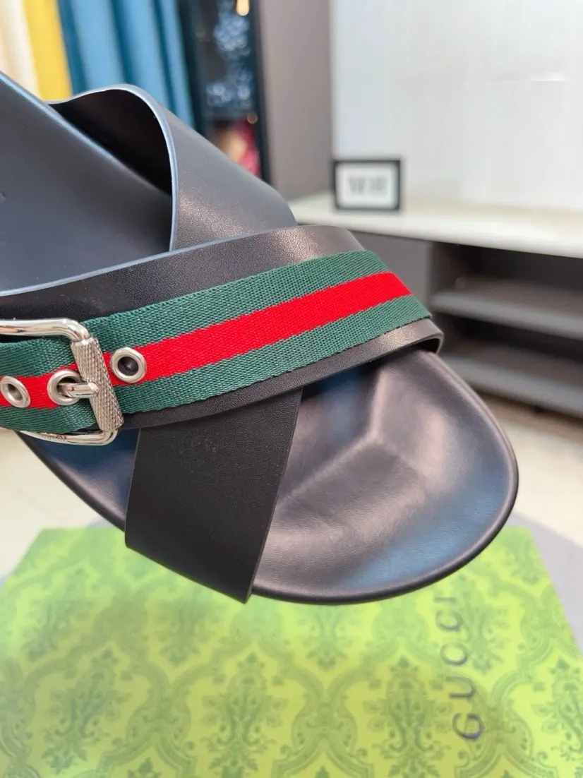 Men's Men's Shoes💰300🌸🌸【GUCCI New Style】This slipper is made of GG polyester fiber and is decorated with the Gucci label on the front, adding a bold logo feel to the style. "Gucci Made in Italy" stamped label Rubber sole Flat Made in Italy Men's sizes 39 to 45, (46. Customized